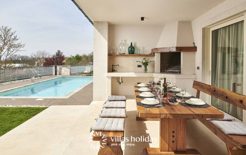 Outdoor dining and bbq area of Villa Grgo