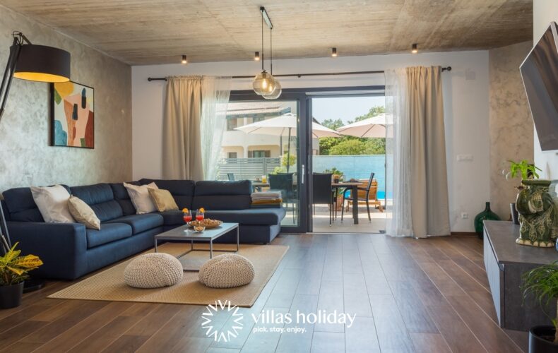 Spacious living room with glass doors of Villa Leonardo