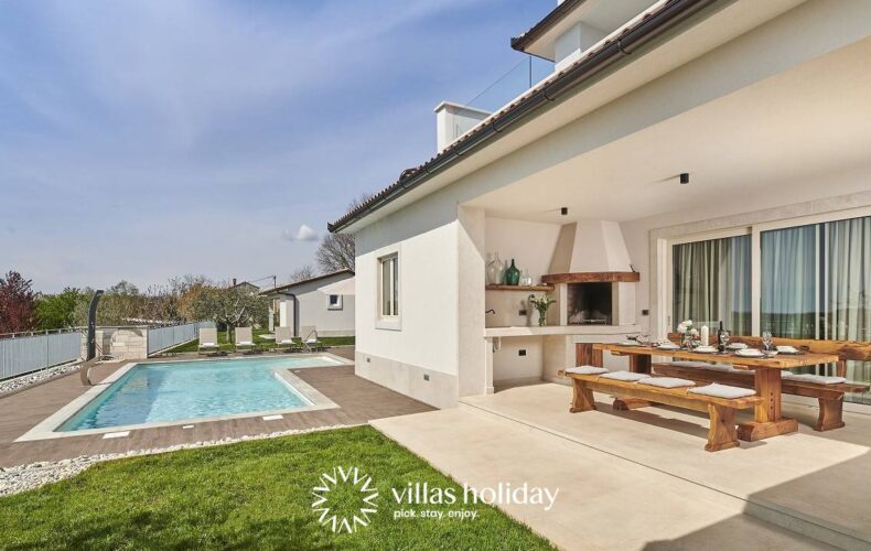 Outdoor dining area and swimming pool of Villa Grgo