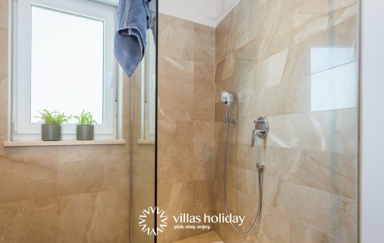 En-suite bathroom with walk-in shower of Villa Leonardo