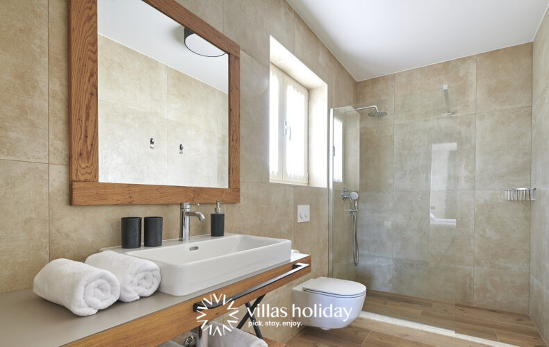 En-suite bathroom with walk-in shower of Villa Grgo