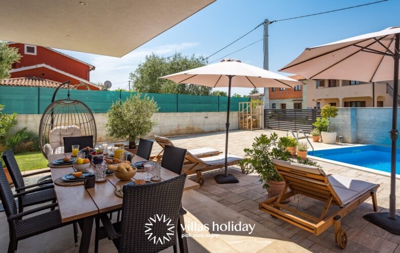 Outdoor dining area and lounge zone of Villa Leonardo