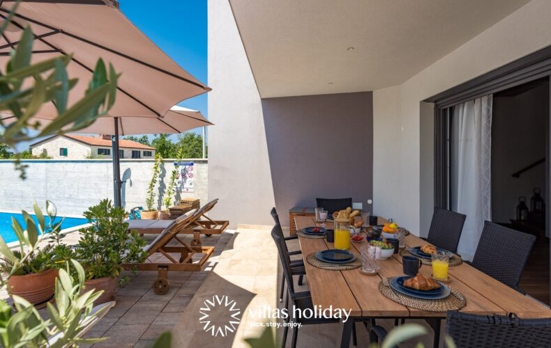 Outdoor dining area of Villa Leonardo