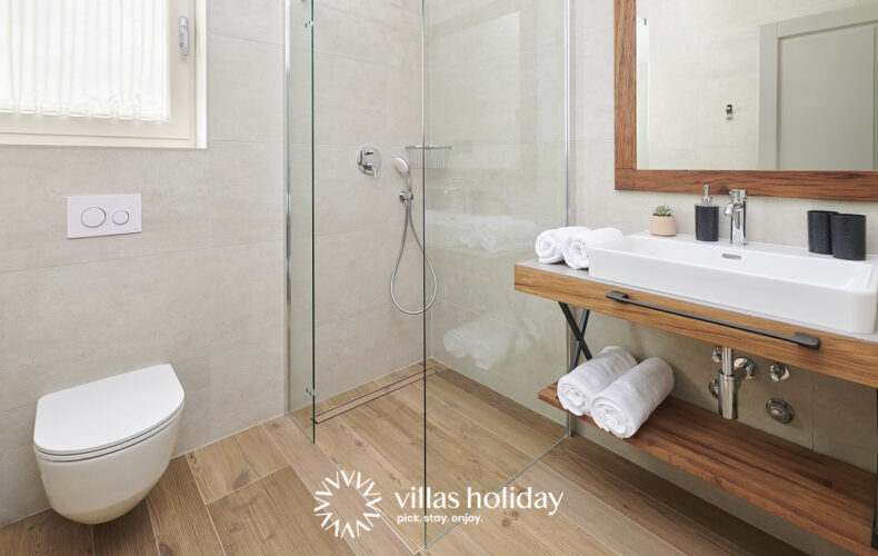 En-suite bathroom with walk-in shower of Villa Grgo