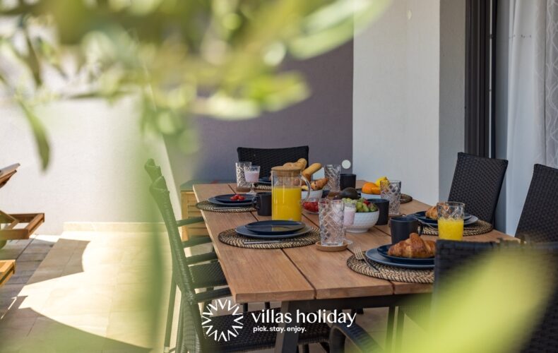 Outdoor dining area of Villa Leonardo