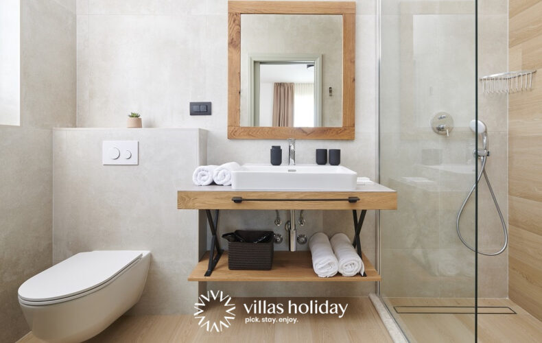 En-suite bathroom with walk-in shower of Villa Grgo