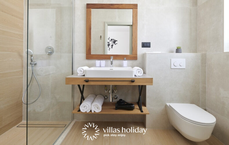 En-suite bathroom with walk-in shower of Villa Grgo