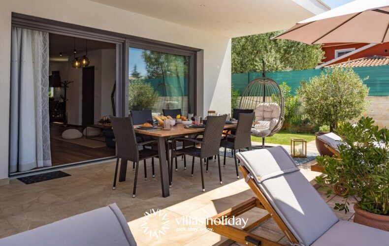 Outdoor dining area of Villa Leonardo