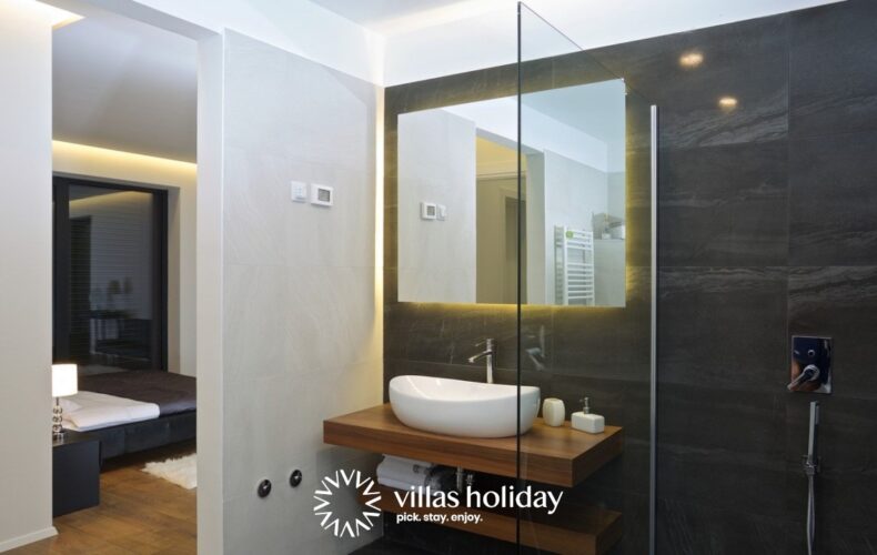 En-suite bathroom of Villa Aria