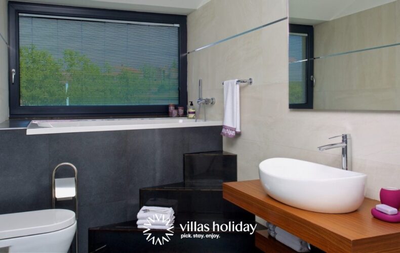 En-suite bathroom of Villa Aria