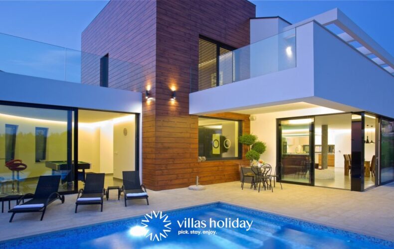 Eco-friendly Villa Aria with a pool and a party room