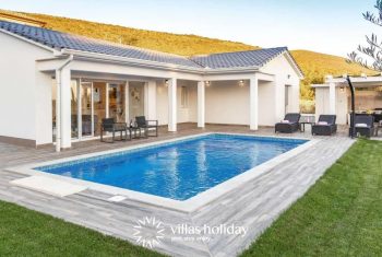 Elegant Villa La Vita with an outdoor pool