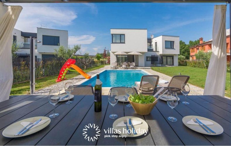 Beautiful Villa Petra with a heated pool and a jacuzzi