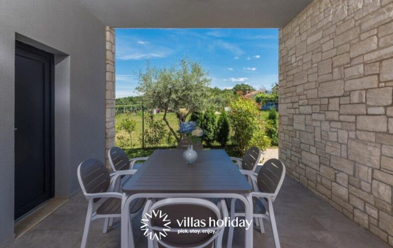 Outdoor dining area of Villa Selest