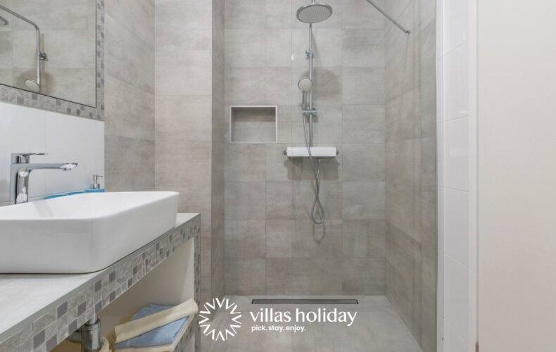 Bathroom with walk-in shower of Villa Selest