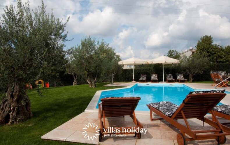 Swimming pool and sundeck of Villa Ulika