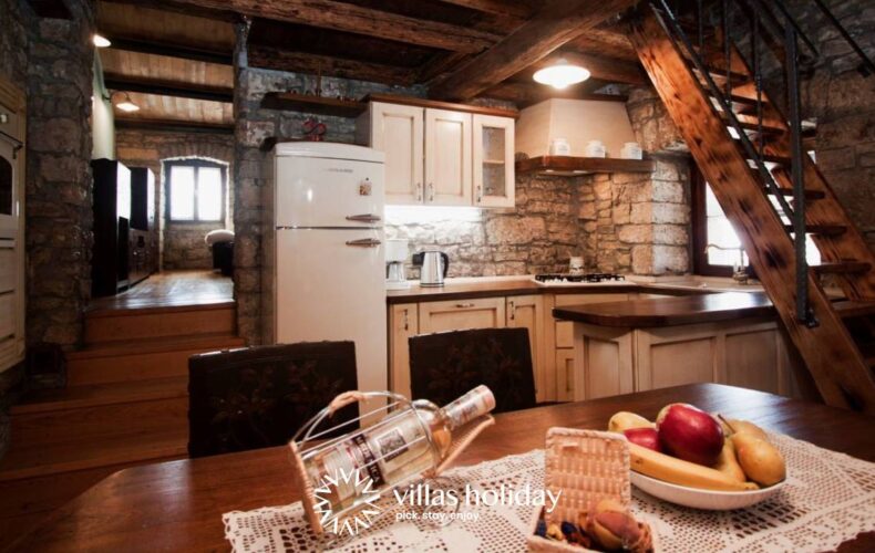 Rustic kitchen and dining area of Villa Ulika