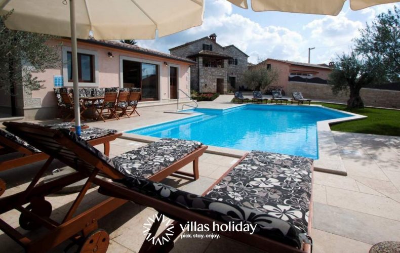 Authentic Villa Ulika with a pool and a jacuzzi