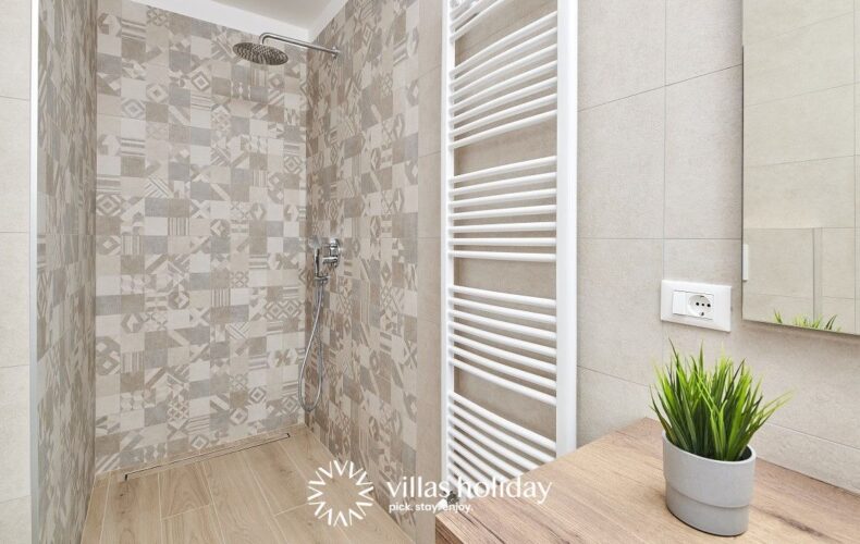 En-suite bathroom with walk-in shower of Villa Ansi