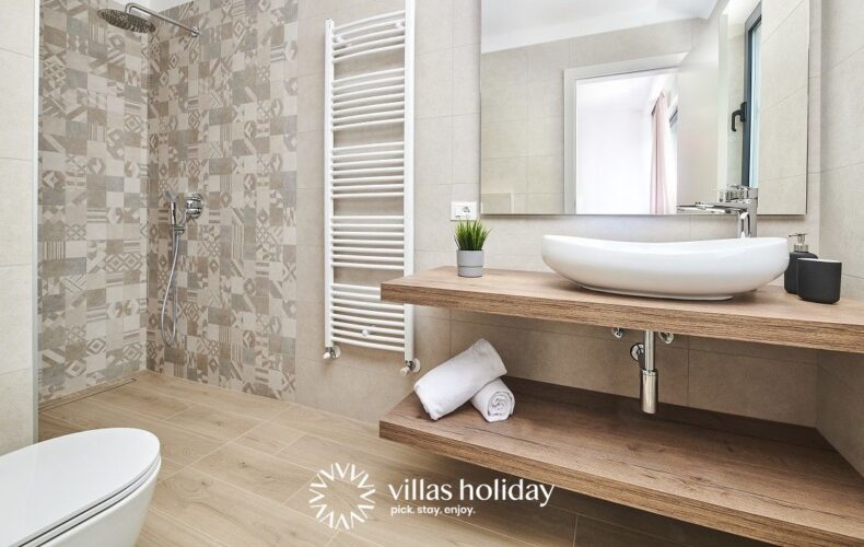 En-suite bathroom with walk-in shower of Villa Ansi