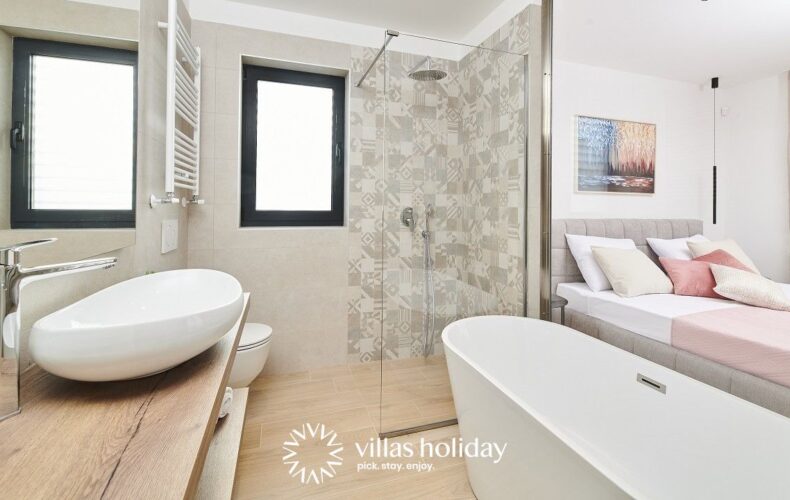 En-suite bathroom with walk-in shower and bathtub of Villa Ansi