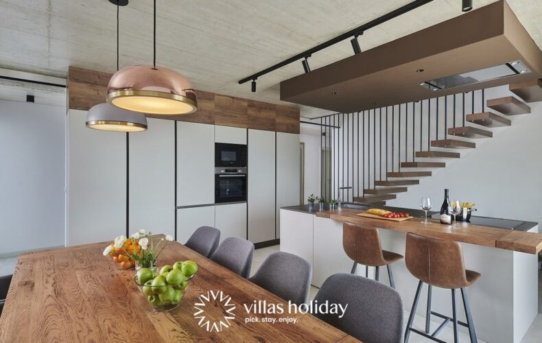 Dining area and kitchen island of Villa Ansi