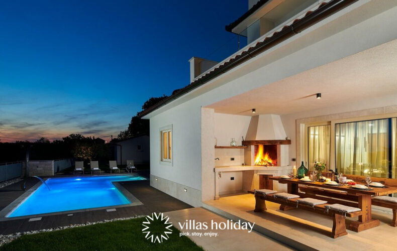 Night view of the outdoor dining area of Villa Grgo