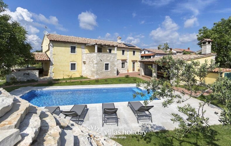 Rustic pet-friendly villa with swimming pool in central Istria