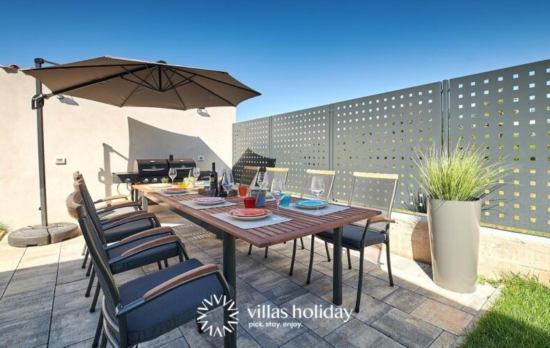 The outdoor dining area Villa Dolcea