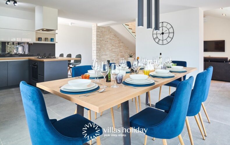 The kitchen and dining area of Villa Dolcea