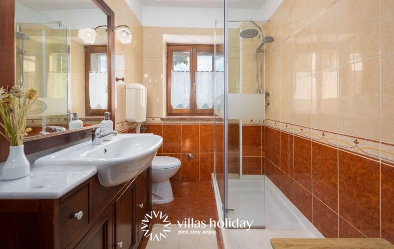 The bathroom of Villa Zamask