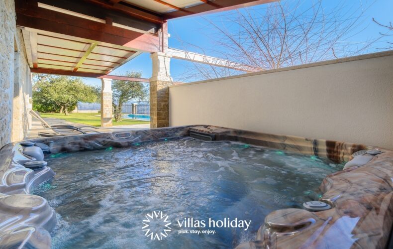 The hot tub of Villa Zamask