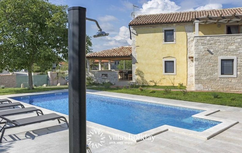 Rustic pet-friendly villa with swimming pool in central Istria