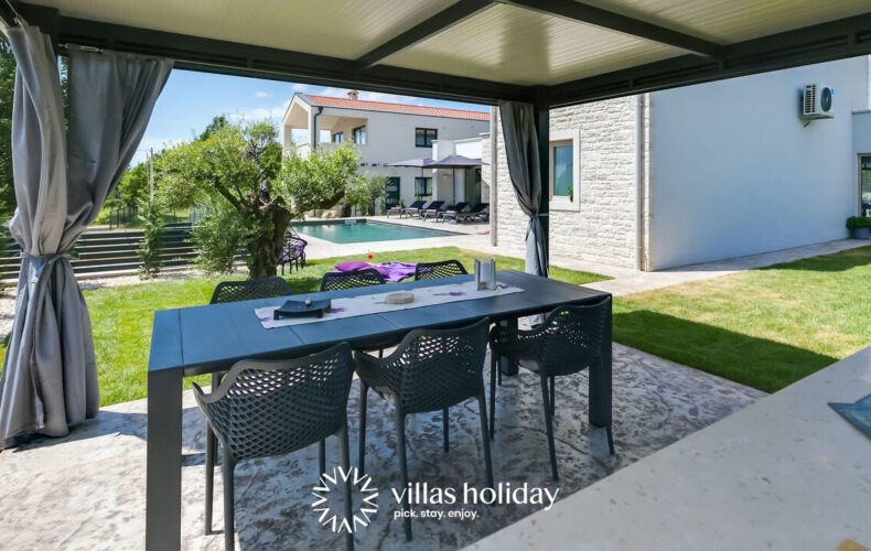 Outdoor dining area of Villa Lavanda