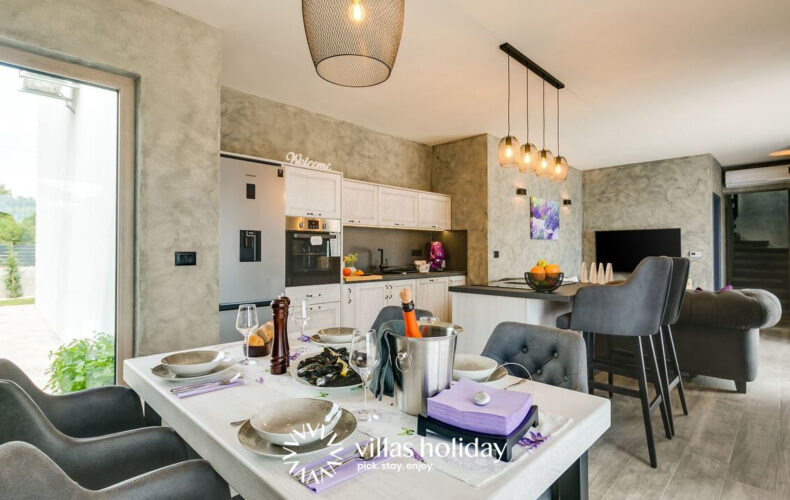 Dining and kitchen area of Villa Lavanda