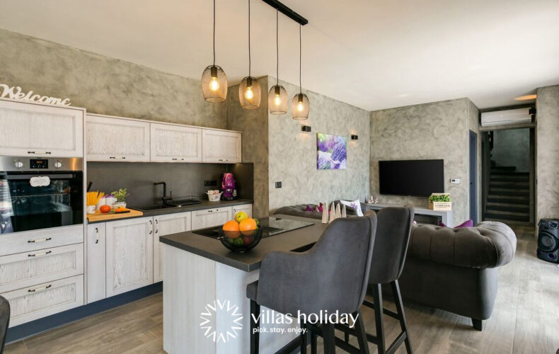 Kitchen and kitchen island of Villa Lavanda