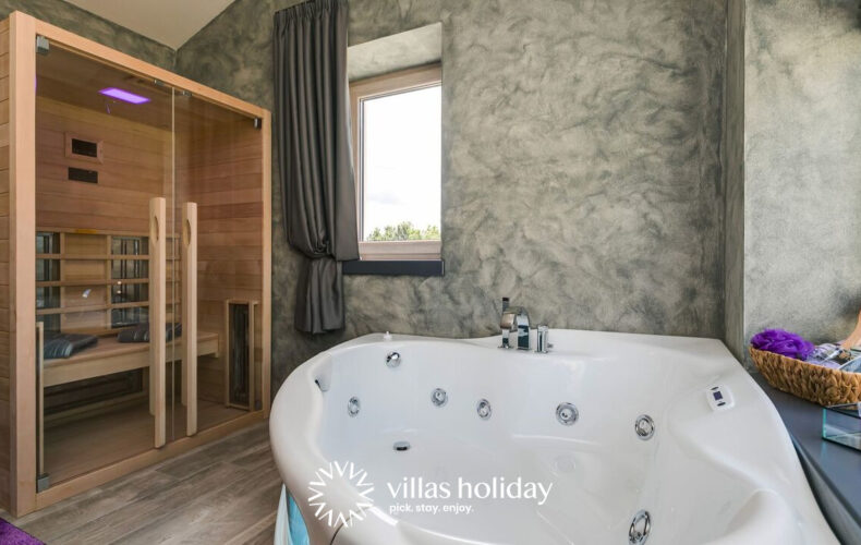 Hidromassage tub and sauna of Villa Lavanda