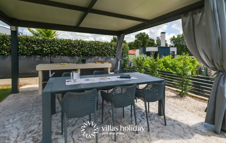 Outdoor dining area of Villa Lavanda