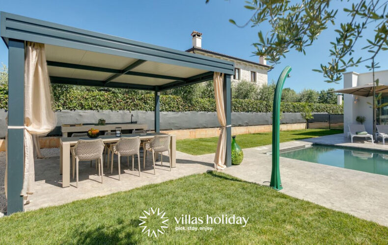 Outdoor dining area of Villa Maslina