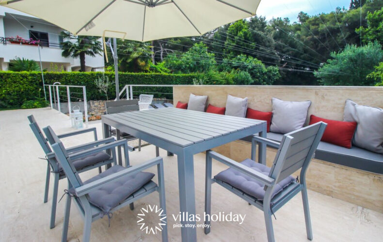 Outdoor dining area of Villa Terra Rossa