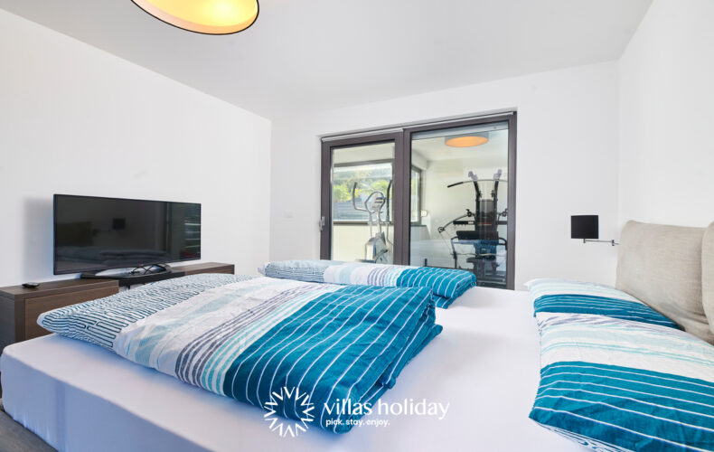 Upper floor bedroom Villa Blue Ocean