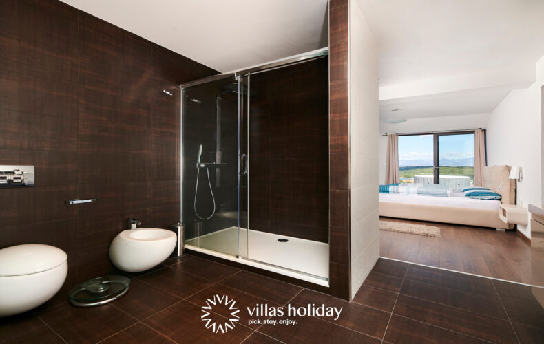 Upper floor bathroom of Villa Blue Ocean