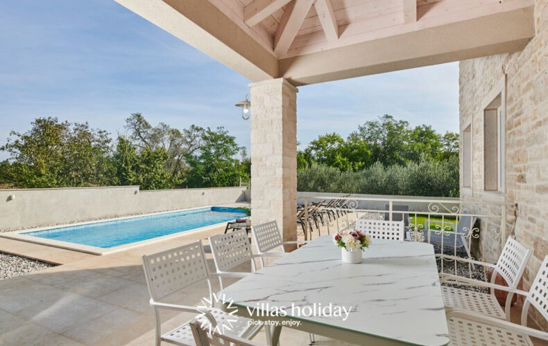 Outdoor dining area of Villa Leon