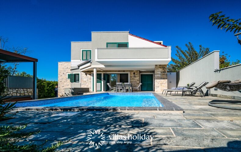 Charming villa with heated swimming pool in Novalja, on Pag island