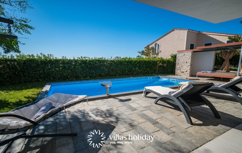 Modern villa with heated swimming pool in Novalja, on Pag island