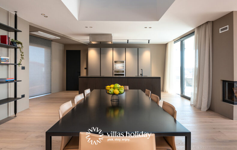 Kitchen and dining area of Villa Aruna