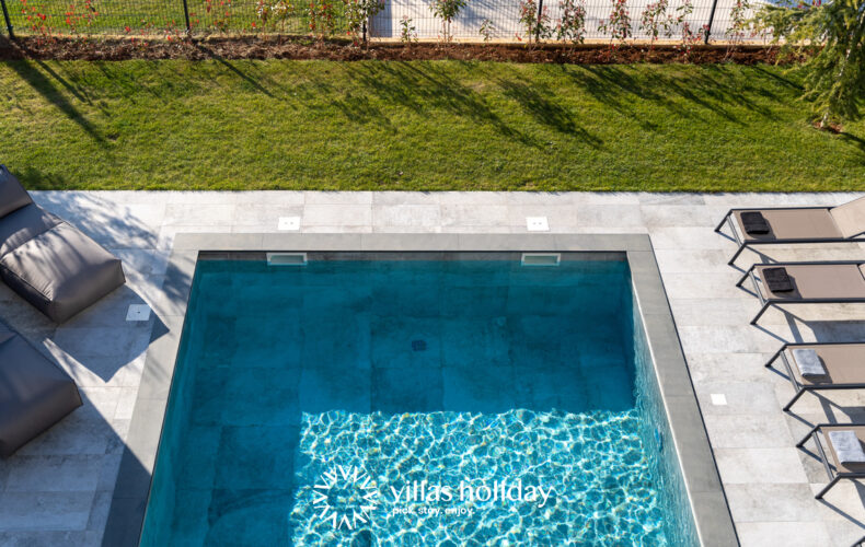 Luxury villa with heated swimming pool and jacuzzi near Pula