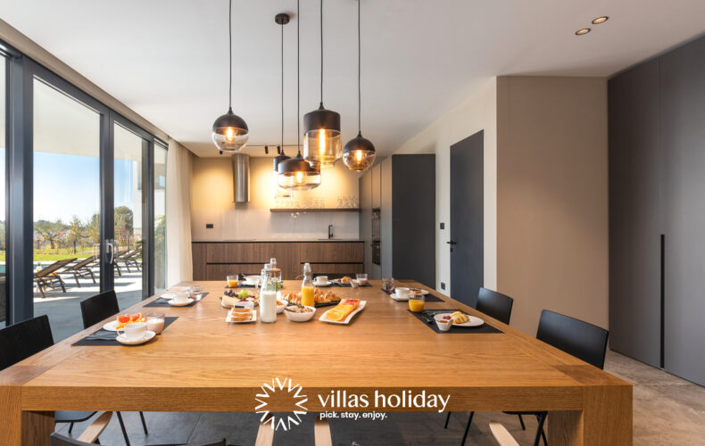 Kitchen and dining area of Villa Aruna