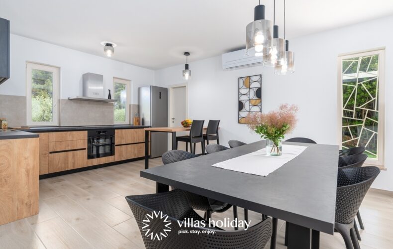 Kitchen and dining area of Villa Oliveti