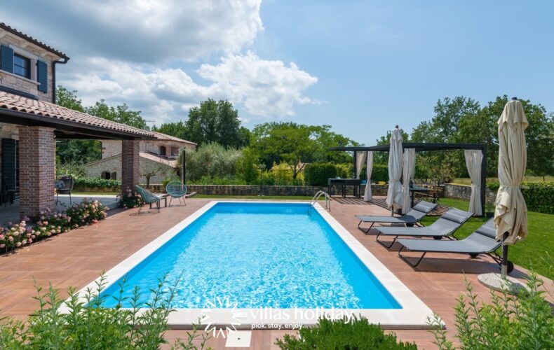 Rustic villa with swimming pool in central Istria